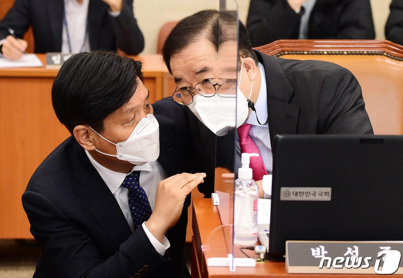 본문 이미지 - 조승래 더불어민주당 간사(왼쪽)와 박성중 국민의힘 간사가 지난달 17일 서울 여의도 국회에서 열린 과학기술정보방송통신위원회 전체회의에서 대화를 나누고 있다. ⓒ News1 박세연 기자