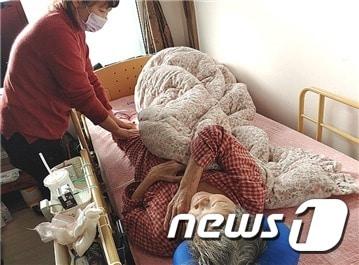 본문 이미지 - 한 요양보호사가 노인에게 통합돌봄 서비스를 제공하고 있는 모습. ⓒ 뉴스1 이수민 기자