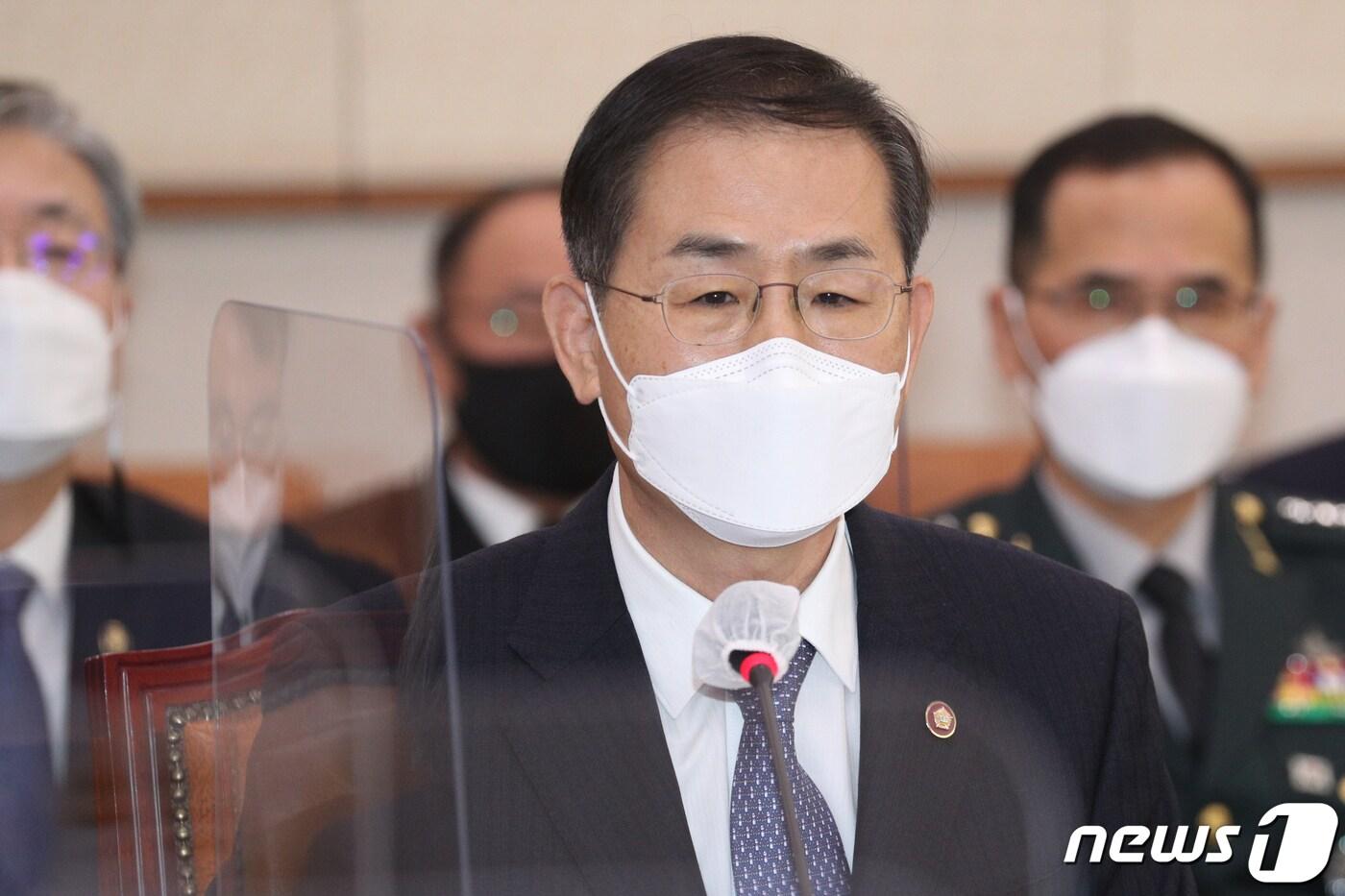 본문 이미지 - 조재연 법원행정처장이 17일 오전 서울 여의도 국회에서 열린 법제사법위원회 전체회의에 의원들과 질의응답을 하고 있다. 2021.2.17/뉴스1 ⓒ News1 성동훈 기자