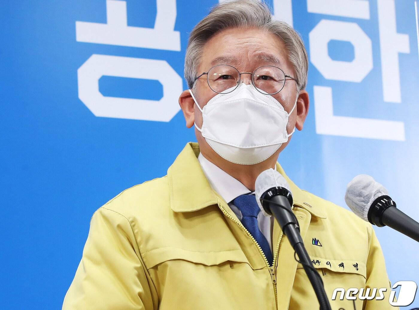 본문 이미지 - 이재명 경기도지사가 17일 오전 경기도 수원시 팔달구 경기도청에서 경기도 공공기관 3차 이전 추진 기자회견을 하고 있다. 2021.2.17/뉴스1 ⓒ News1 경기사진공동취재단