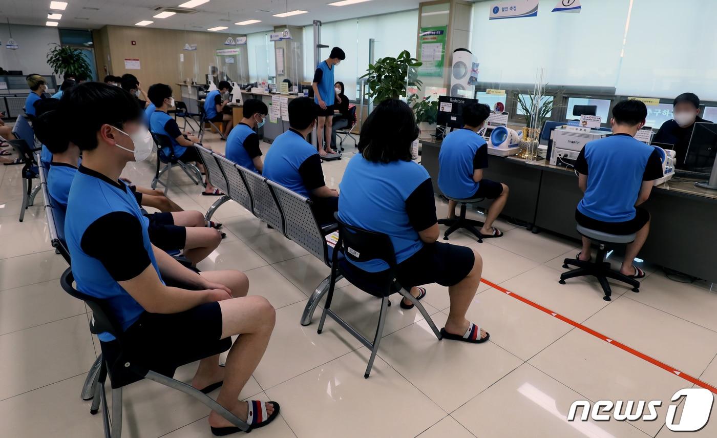지난 2월17일 인천지방병무청에서 입영대상자들이 신체검사를 받고 있다. 2021.2.17/뉴스1 ⓒ News1 정진욱 기자