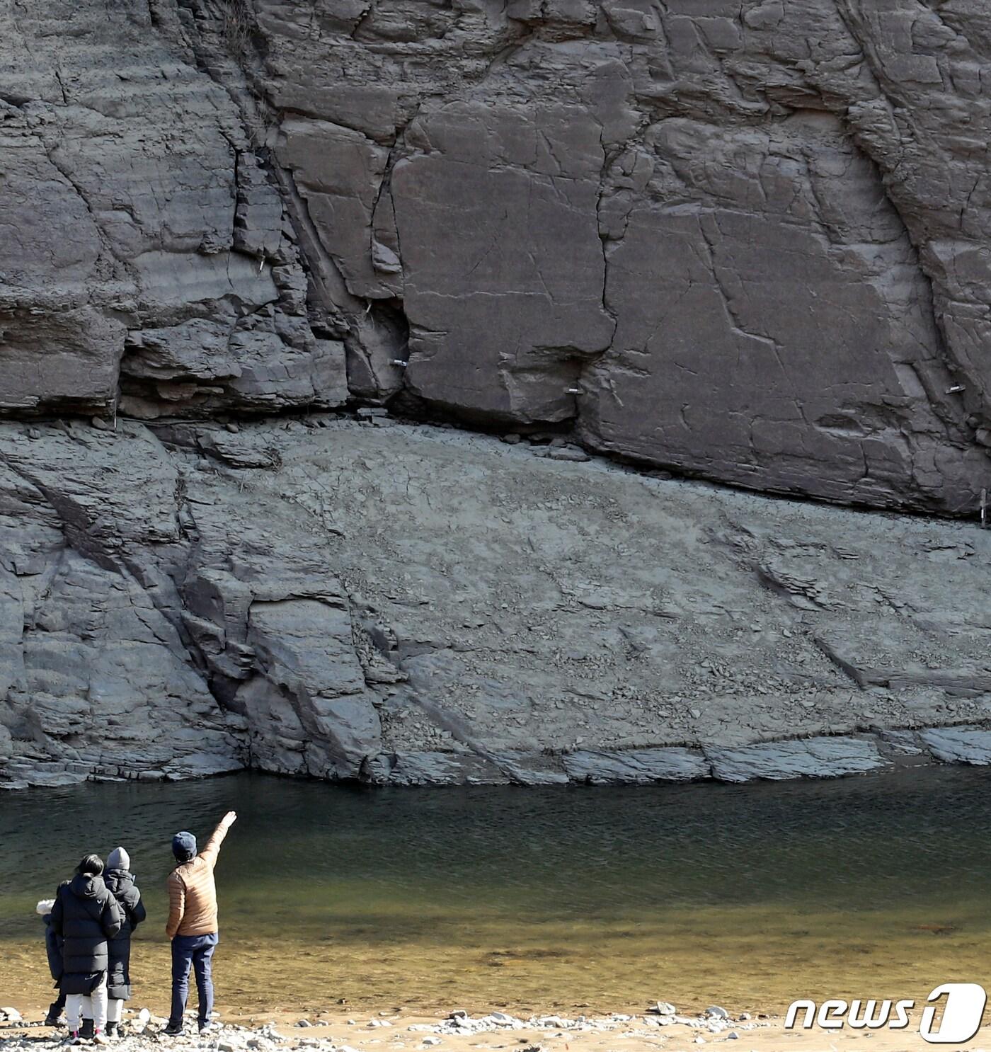 본문 이미지 - 17일 오후 울산시 울주군 언양읍 대곡리에 위치한 국보 제285호 반구대 암각화에서 근접관람을 신청한 관광객들이 암각화를 바라보고 있다. 2021.2.17/뉴스1 ⓒ News1 윤일지 기자