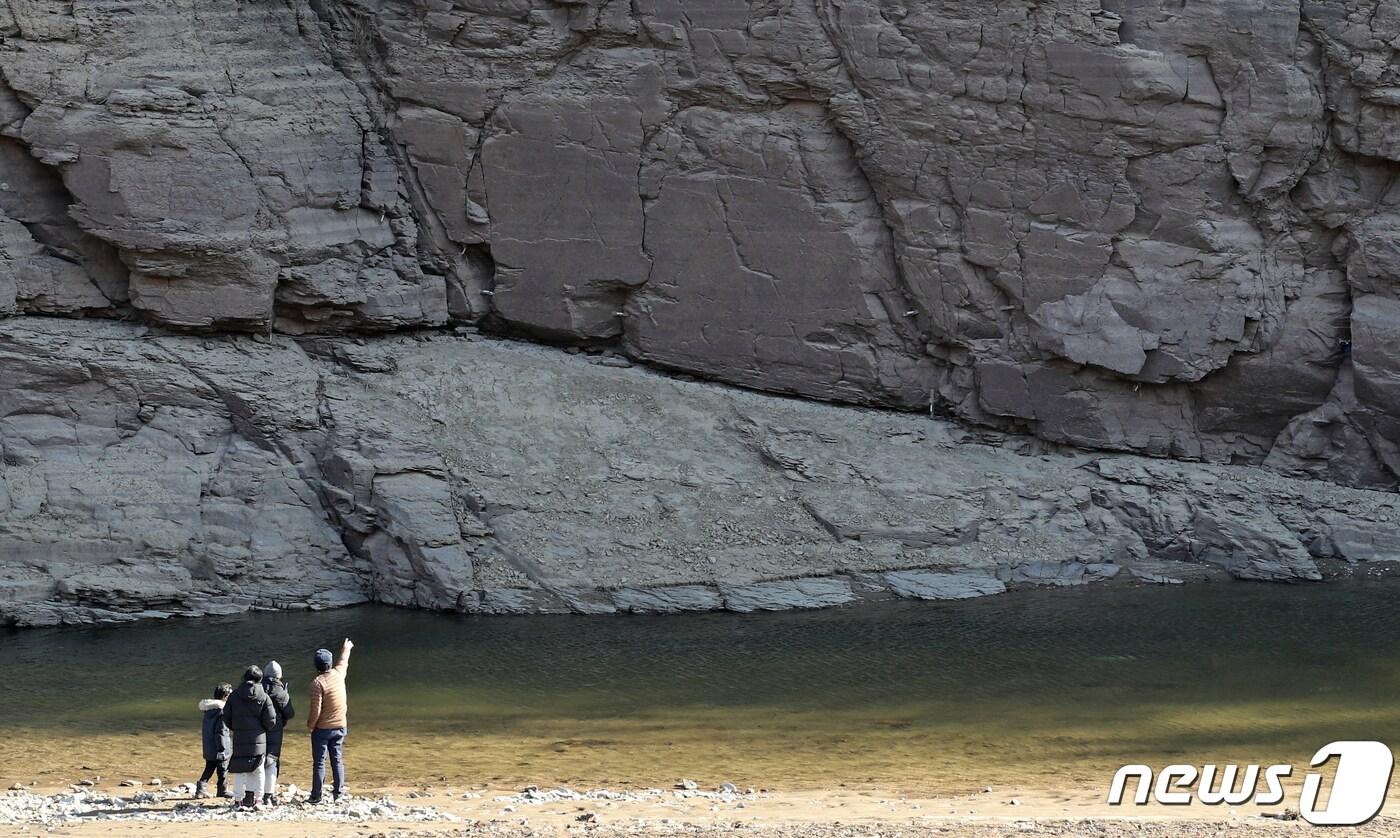 17일 오후 울산시 울주군 언양읍 대곡리에 위치한 국보 제285호 반구천 암각화에서 근접관람을 신청한 관광객들이 암각화를 바라보고 있다. 올해로 발견 50주년을 맞는 반구천 암각화는 문화재청으로부터 유네스코 세계유산 우선등재 추진 목록에 선정됐다. 2021.2.17/뉴스1 ⓒ News1 기자