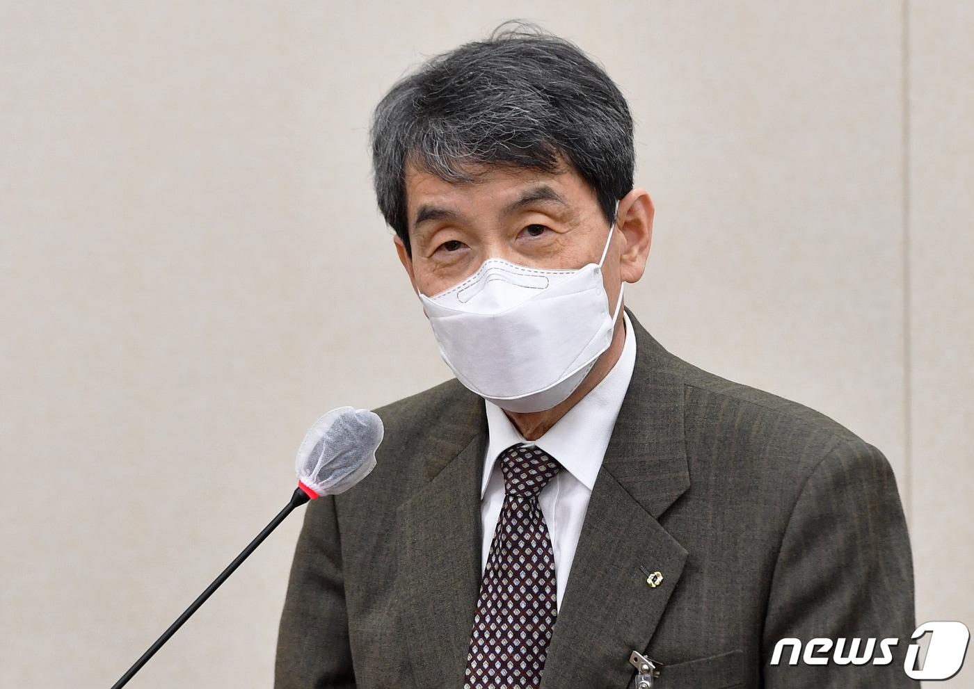 본문 이미지 - 이동걸 산업은행 회장이 17일 오후 서울 여의도 국회에서 열린 정무위원회 전체회의에서 의원 질의에 답변하고 있다. 2021.2.17/뉴스1 ⓒ News1 성동훈 기자