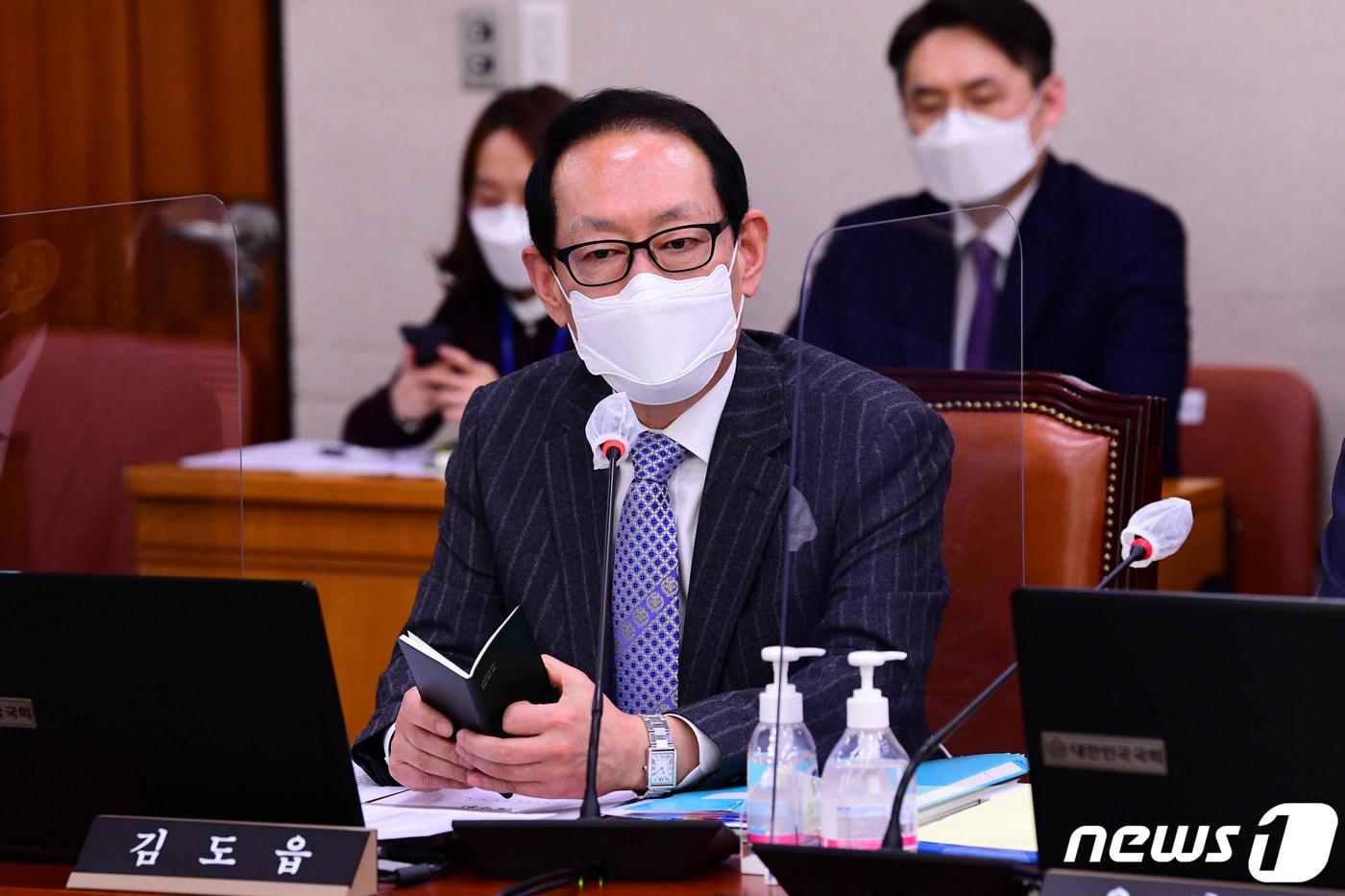 김도읍 국민의힘 의원이 서울 여의도 국회에서 열린 법제사법위원회 전체회의에서 의사진행발언을 하고 있다. 2021.2.18/뉴스1 ⓒ News1 성동훈 기자