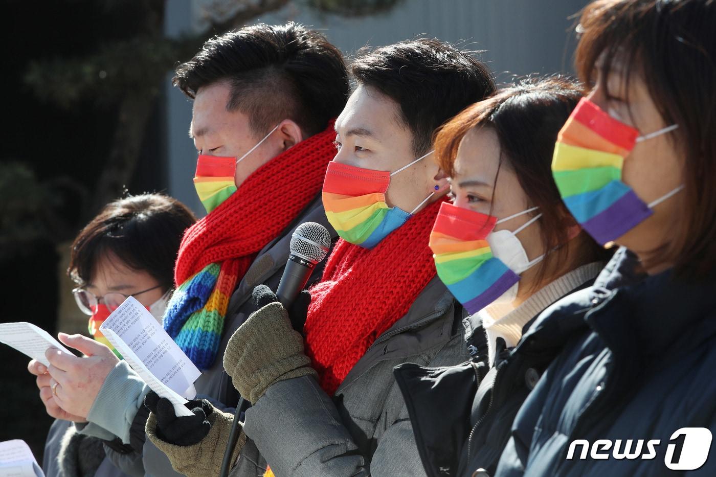 결혼 5년차 동성 부부 소성욱(왼쪽 두 번째), 김용민 씨가 서울 서초구 양재동 서울행정법원 앞에서 가진 동성 배우자 건강보험 피부양자 소송 기자회견에서 발언을 하고 있다. (자료사진) 2021.2.18/뉴스1 ⓒ News1 박정호 기자