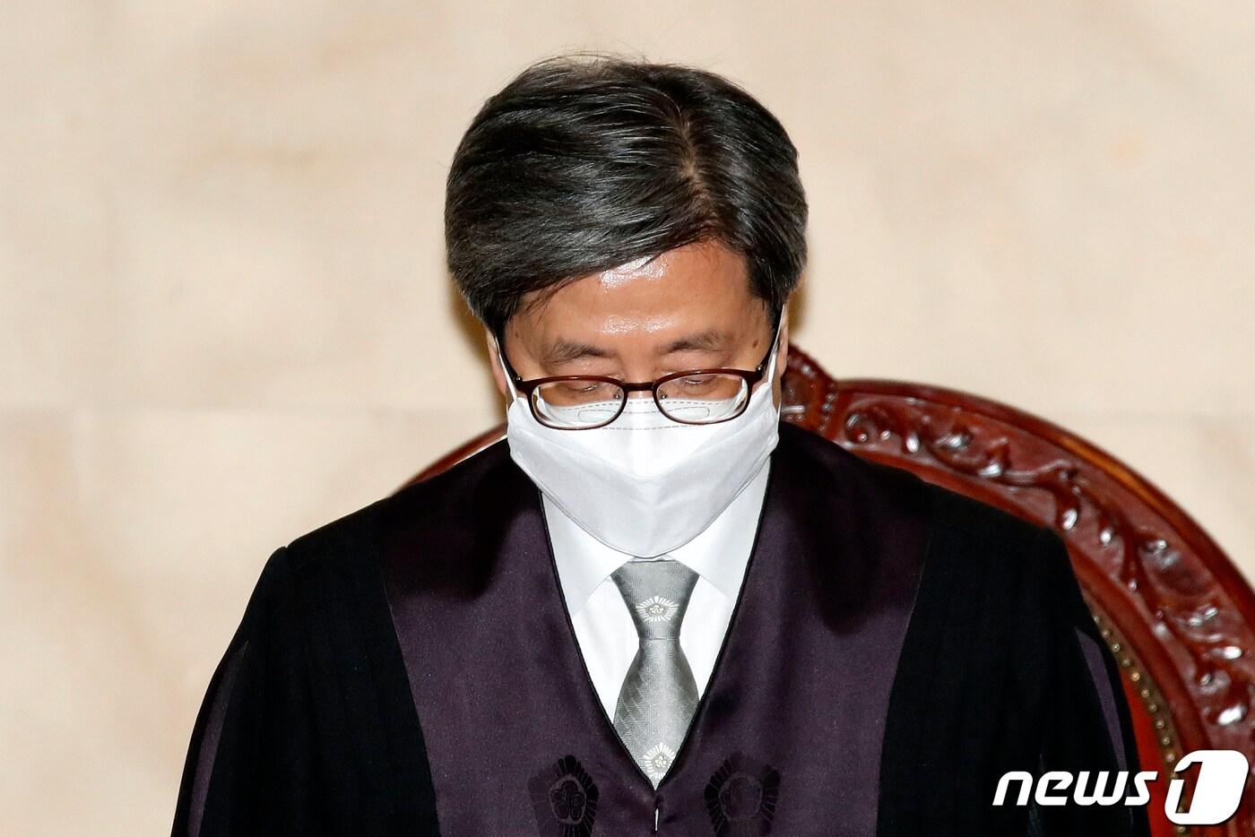 본문 이미지 - 김명수 대법원장이 18일 오후 서울 서초구 대법원에서 열린 법인세등부과처분취소 등 전원합의체 선고에 참석하고 있다. 2021.2.18/뉴스1 ⓒ News1 이승배 기자