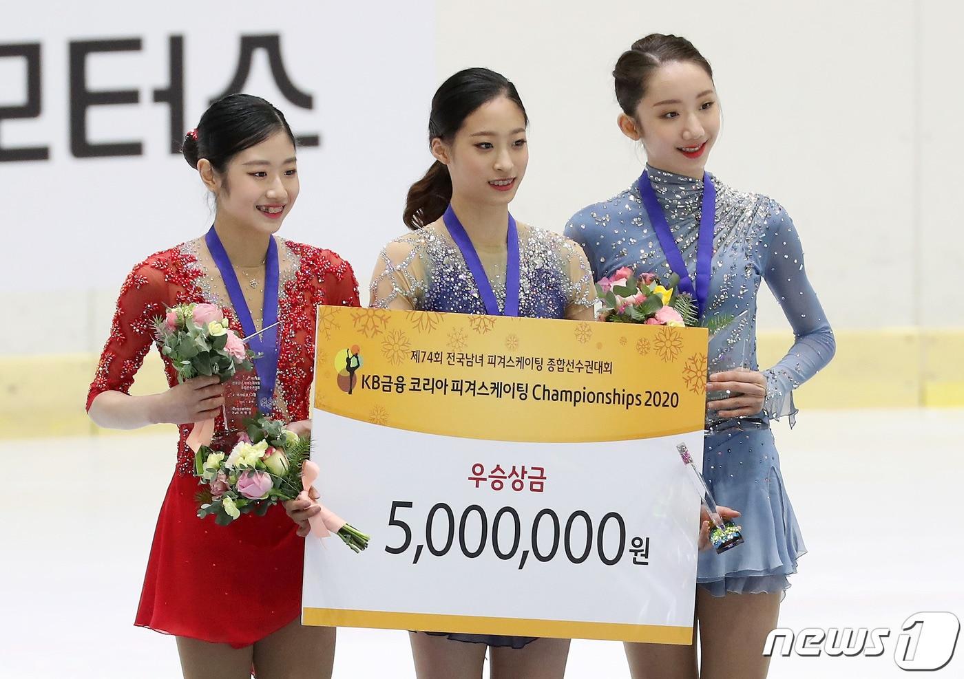 본문 이미지 - 제75회 전국남녀 피겨스케이팅 종합선수권대회 'KB금융 코리아 피겨스케이팅 챔피언십 2021'이 오는 24일부터 26일까지 의정부 실내빙상장에서 개최된다. 사진은 지난해 대회 여자싱글 입상자인 유영(가운데), 이해인(왼쪽), 김예림(오른쪽). ⓒ 뉴스1