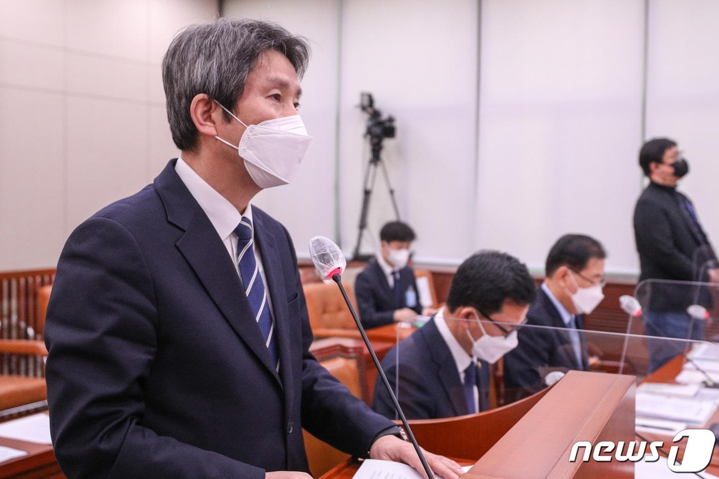 이인영 통일부 장관이 18일 오후 서울 여의도 국회에서 열린 외교통일위원회 전체회의에서 발언을 하고 있다. 2021.2.18/뉴스1 ⓒ News1 국회사진취재단