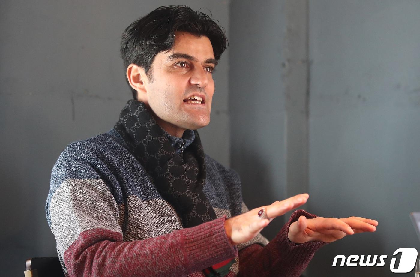 본문 이미지 - 압둘와합 헬프시리아 사무국장이 18일 오후 서울 마포구의 한 카페에서 뉴스1과 인터뷰를 갖고 있다. 2021.2.18/뉴스1 ⓒ News1 임세영 기자