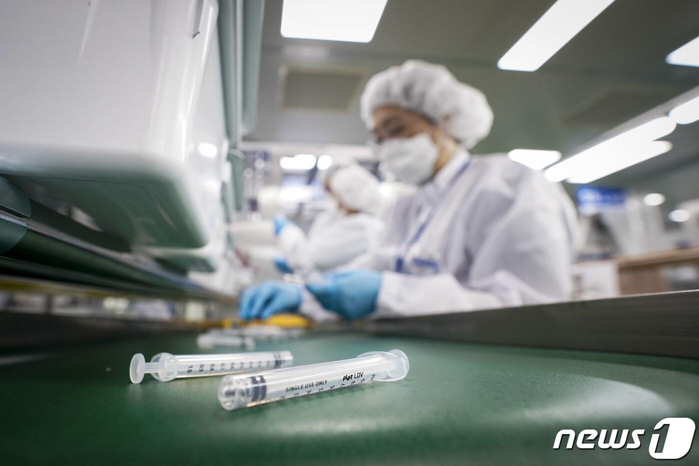 본문 이미지 - 전북 군산시 코로나19 백신접종용 최소잔여형(LDS) 주사기 생산시설인 풍림파마텍에서 직원들이 최소잔여형 주사기를 만들고 있다. 2021.2.18/뉴스1 ⓒ News1 이광호 기자