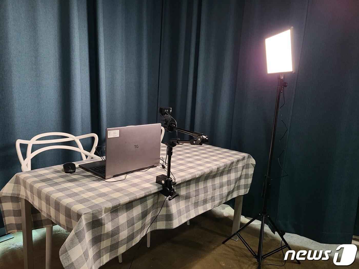 본문 이미지 - 서울 은평구가 취업준비생을 위해 서울청년센터 은평오랑에 마련한 비대면 면접장의 모습.(은평구 제공)ⓒ 뉴스1