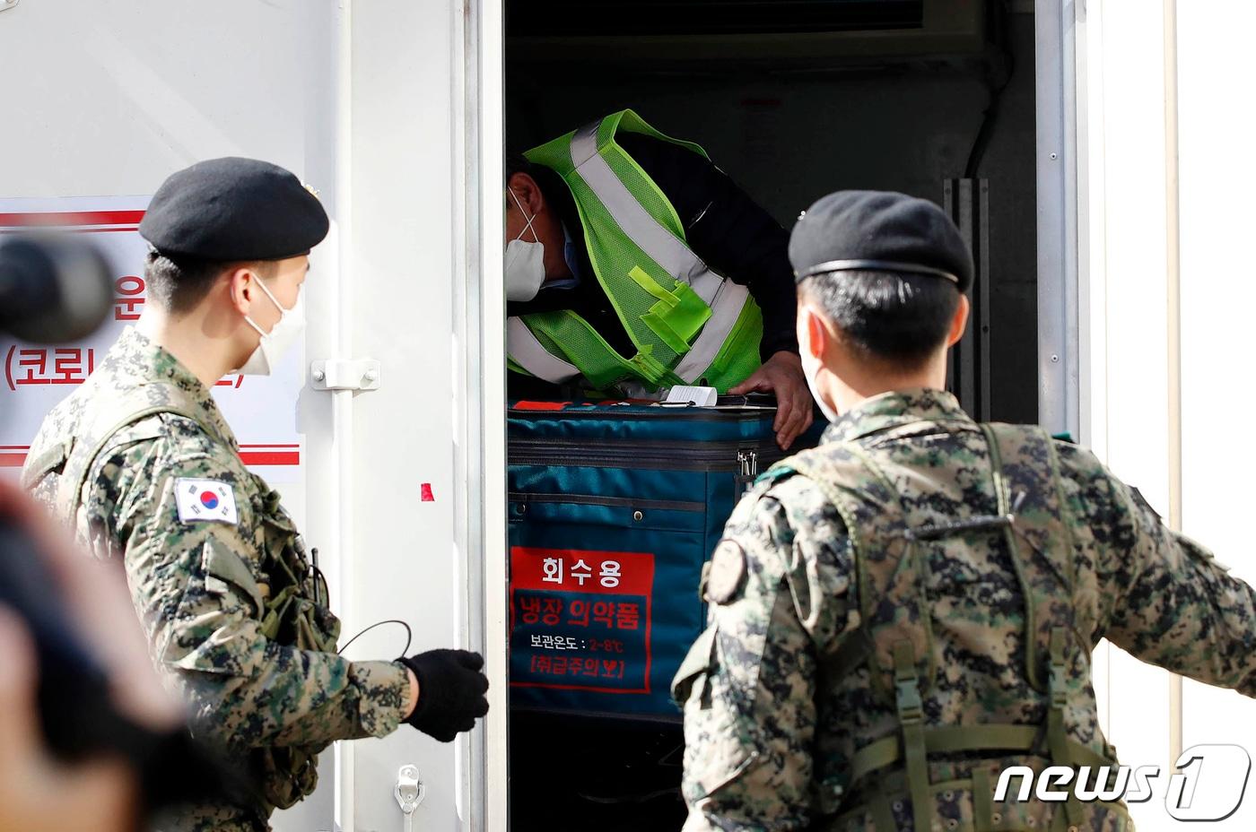 19일 오후 광주 북구보건소에서 코로나19  백신 수송 모의 훈련이 실시되고 있다. (광주 북구) 2021.2.19/뉴스1 ⓒ News1 허단비 기자