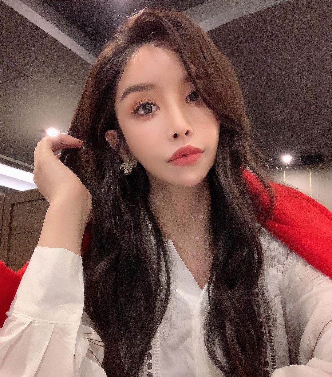 본문 이미지 - 가수 겸 배우 하리수/ 사진=하리수 인스타그램 ⓒ 뉴스1