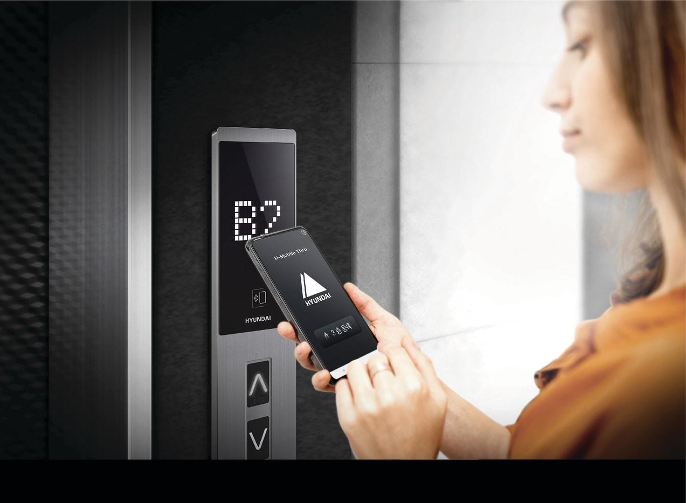 본문 이미지 - 입주자의 목적층을 등록해 놓으면 신체 접촉 없이 스마트폰 태깅으로 엘리베이터 호출 및 이동이 가능한 기술이 적용된 현대엘리베이터의 신제품 N:EX(넥스) 이미지.(현대엘리베이터 제공) ⓒ 뉴스1