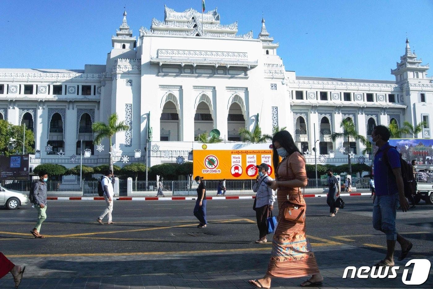 본문 이미지 - 2일(현지시간) 무혈 쿠데타가 발생한 미얀마의 양곤 시청 앞에 시민들이 지나가고 있다. ⓒ AFP=뉴스1 ⓒ News1 우동명 기자