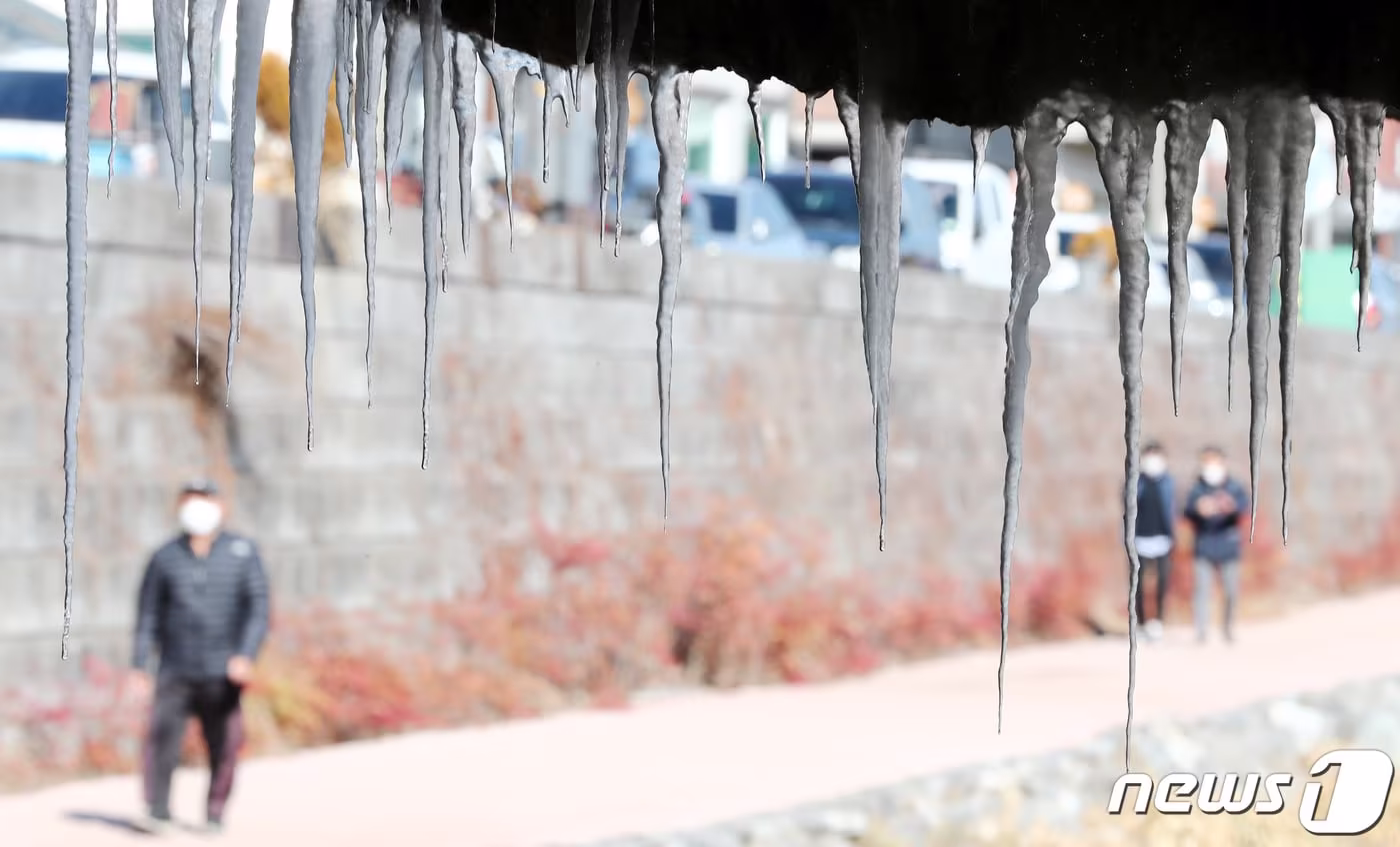 9일 대전·충남은 내륙을 중심으로 아침 기온이 -10도 안팎을 보여 추울 것으로 예보됐다. 충남 공주 선화교에 고드름이 얼어 있다.  / 뉴스1 ⓒ News1 김기태 기자