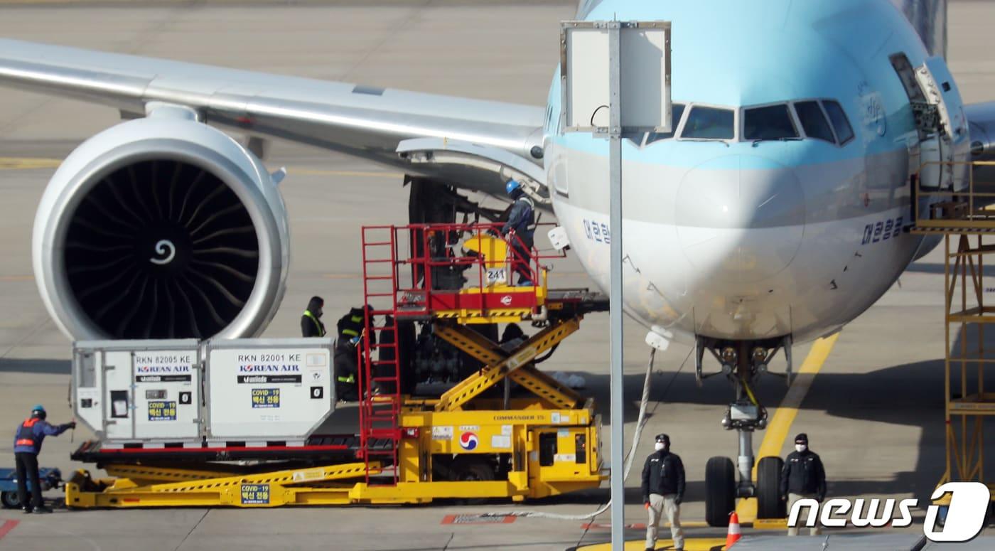 본문 이미지 - 2일 인천공항 화물터미널에서 열린 부처합동 신종 코로나바이러스 감염증(코로나19) 안전유통 모의훈련에서 관계자들이 점검을 하고 있다. 1∼3일 실시되는 이번 훈련은 코로나19 백신을 유통하는 과정에서 콜드체인(냉장유통) 유지 과정을 점검과 백신 탈취 시도나 차량사고 등 돌발 상황 등을 검토한다. 2021.2.2/뉴스1 ⓒ News1 김명섭 기자