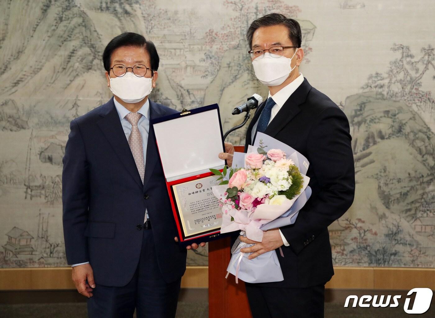본문 이미지 - 정성호 더불어민주당 의원(오른쪽)이 2일 오후 서울 여의도 국회에서 열린 백봉신사상 시상식에서 백봉라용균선생기념사업회 회장인 박병석 국회의장으로부터 대상을 받고 기념촬영을 하고 있다. 2021.1.22/뉴스1 ⓒ News1 신웅수 기자