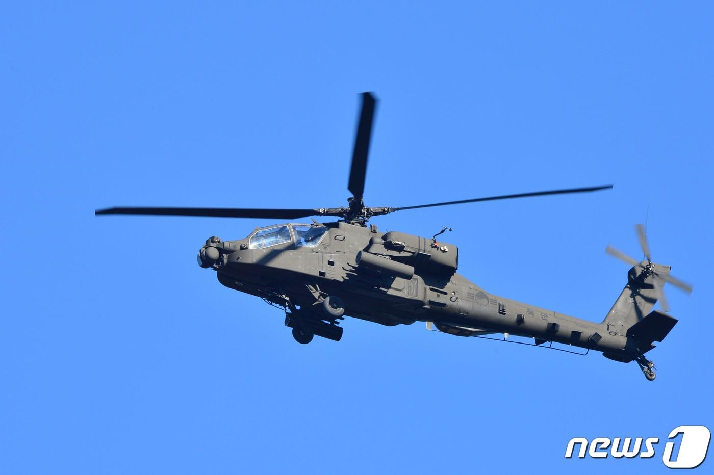 본문 이미지 - 대한민국 육군 AH-64 아파치 헬기가 2일 오후 경북 포항시 남구 장기면 수성사격장 상공에서 지형 정찰 비행을 하고 있다. 이날 정찰 비행은 2월 시작될 예정인 미 육군 아파치 헬기 부대 사격 훈련을 앞두고 실시됐다.(자료사진) 2021.2.2/뉴스1 ⓒ News1 최창호 기자