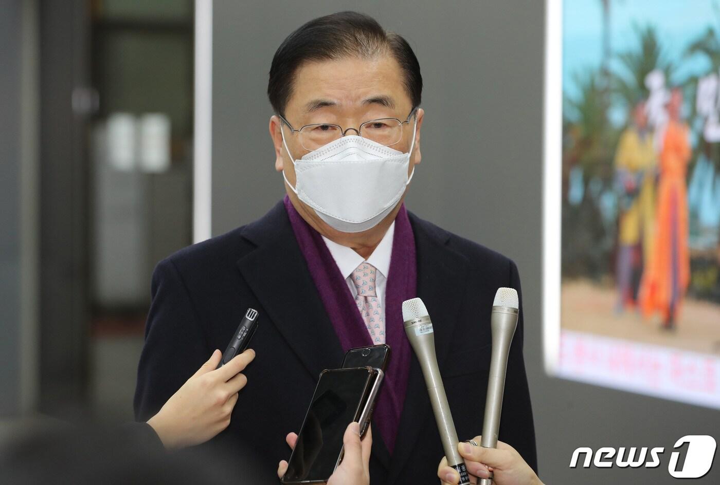 본문 이미지 - 정의용 외교부 장관 후보자가 2일 오후 서울 종로구의 한 빌딩에 마련된 인사청문회 준비 사무실에서 원전 의혹 관련 입장을 밝히고 있다. 2021.2.2/뉴스1 ⓒ News1 이성철 기자