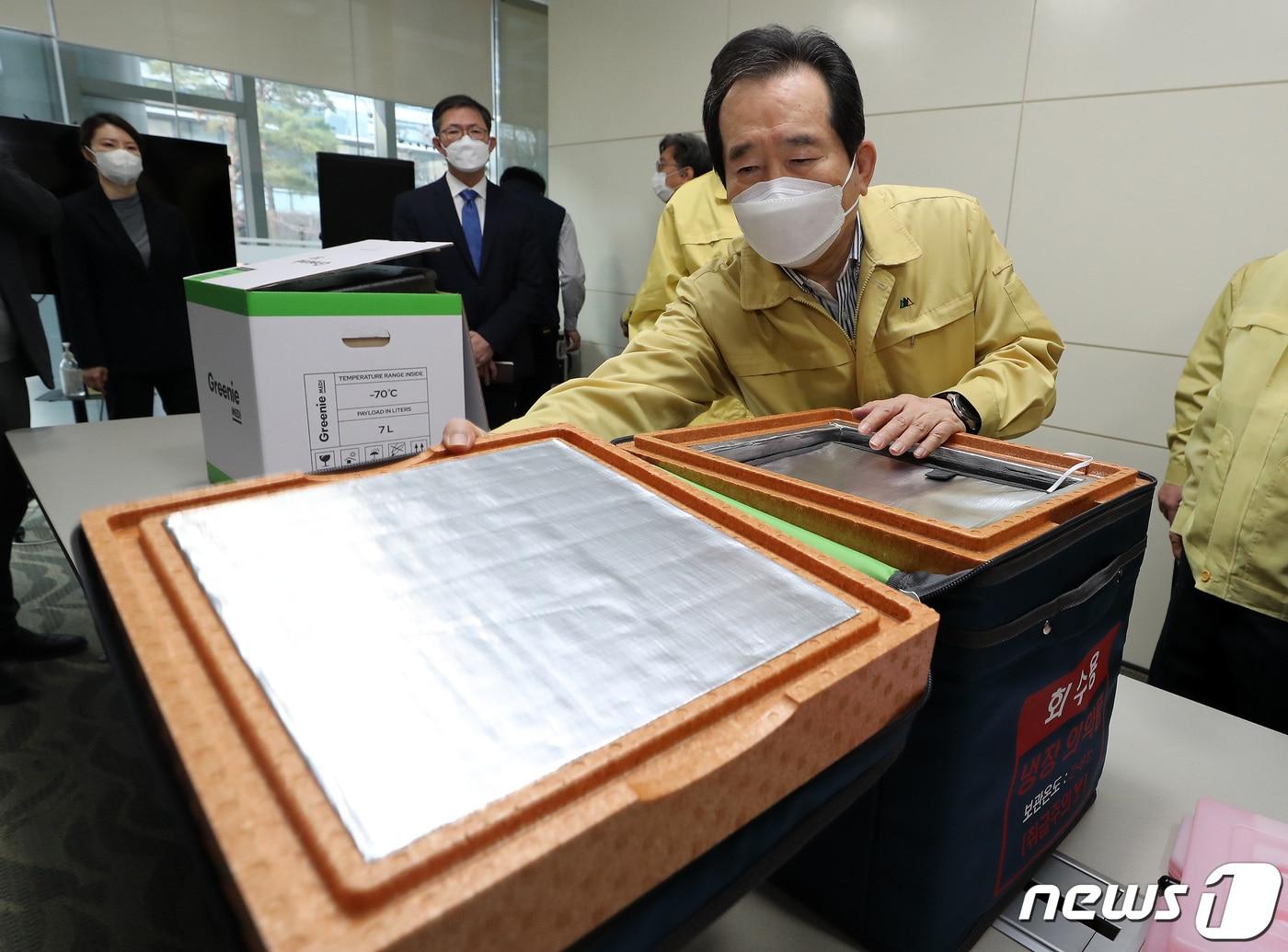 본문 이미지 - 정세균 국무총리가 20일 오전 경기도 성남시 분당구 SK바이오사이언스를 방문해 코로나19 백신 유통 준비상황 점검으로 의료용 초저온 백신 보관 샘플함을 살펴보고 있다. 2021.2.20/뉴스1 ⓒ News1 이동해 기자