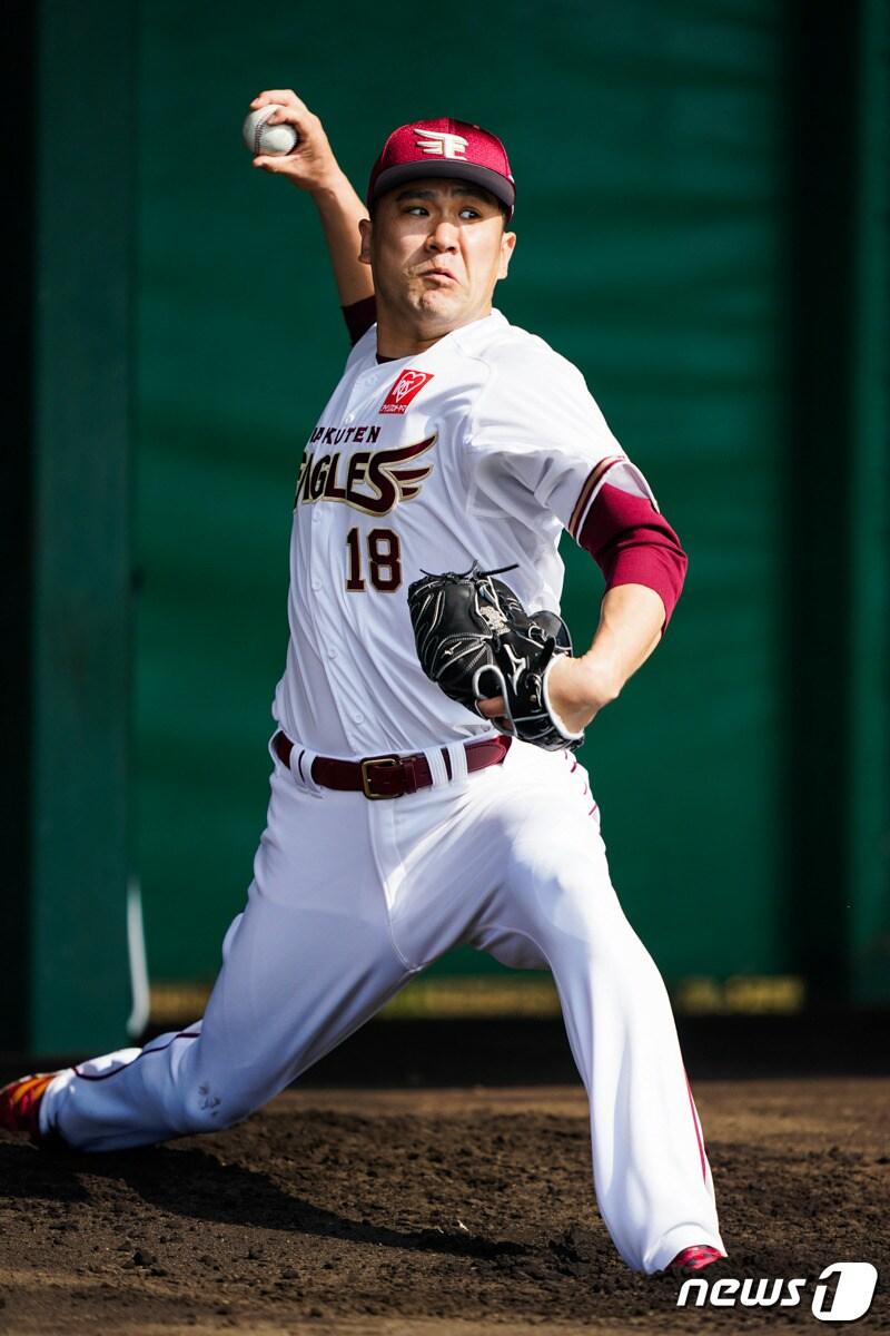 본문 이미지 - 다나카 마사히로는 20일 닛폰햄 파이터스와의 연습경기에서 2이닝 4피안타 1피홈런 2탈삼진 4실점을 기록했다. (라쿠텐 골든이글스 SNS 캡쳐)ⓒ 뉴스1