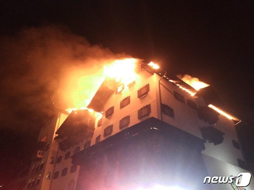 본문 이미지 - 20일 오전 11시4분께 전북 무주군 설천면 덕유산 리조트 한 호텔에서 불이났다.(전북소방본부 제공)2021.2.21/ⓒ 뉴스1