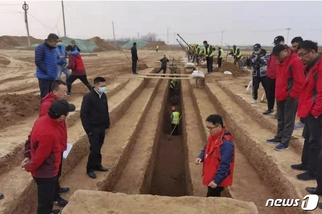 본문 이미지 - 3500기의 고분이 발견되 셴안 공항 확장 공사 현장(웨이보 갈무리)ⓒ 뉴스1