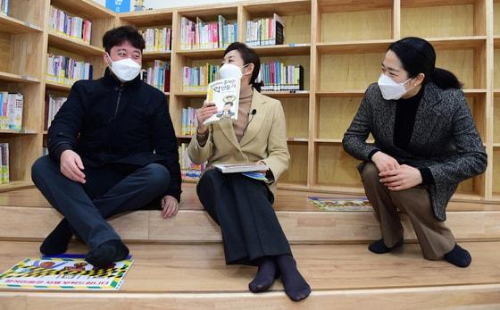 본문 이미지 - 지난 2월 21일 당시 나경원 국민의힘 서울시장 예비후보(가운데)가 서울 노원구 노원어린이도서관을 찾아 이준석 전 최고위원과 책을 보며 다정스럽게 이야기를 나누고 있다. 3개월여가 흐른 뒤 당 대표 자리를 놓고 두 사람은 날선 비판을 주고 받는 등 위태위태한 모습을 연출하고 있다. ⓒ News1 