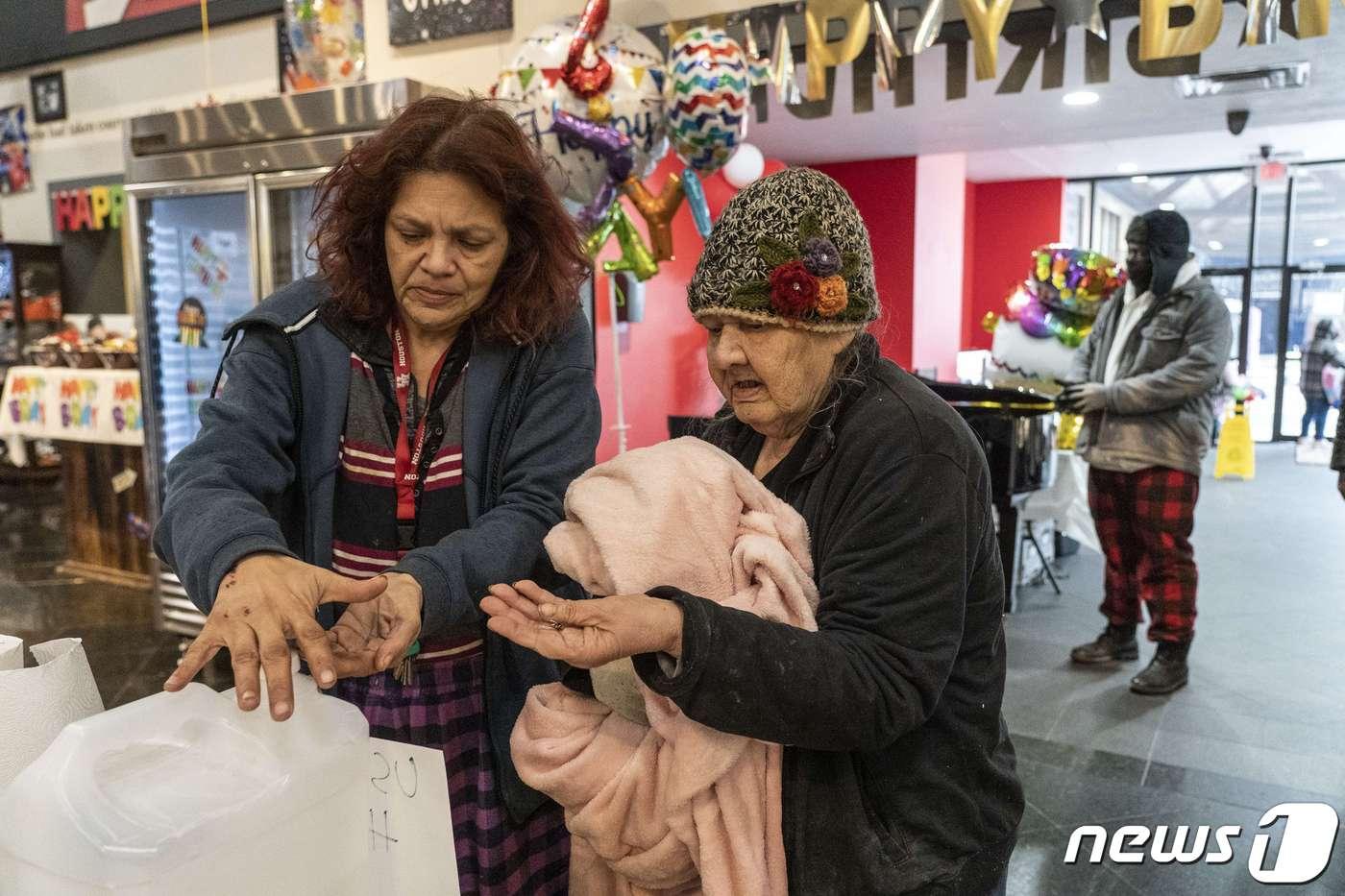 본문 이미지 - 최악의 한파가 덮친 미국 텍사스주 임시대피소의 주민들 모습. ⓒ AFP=뉴스1