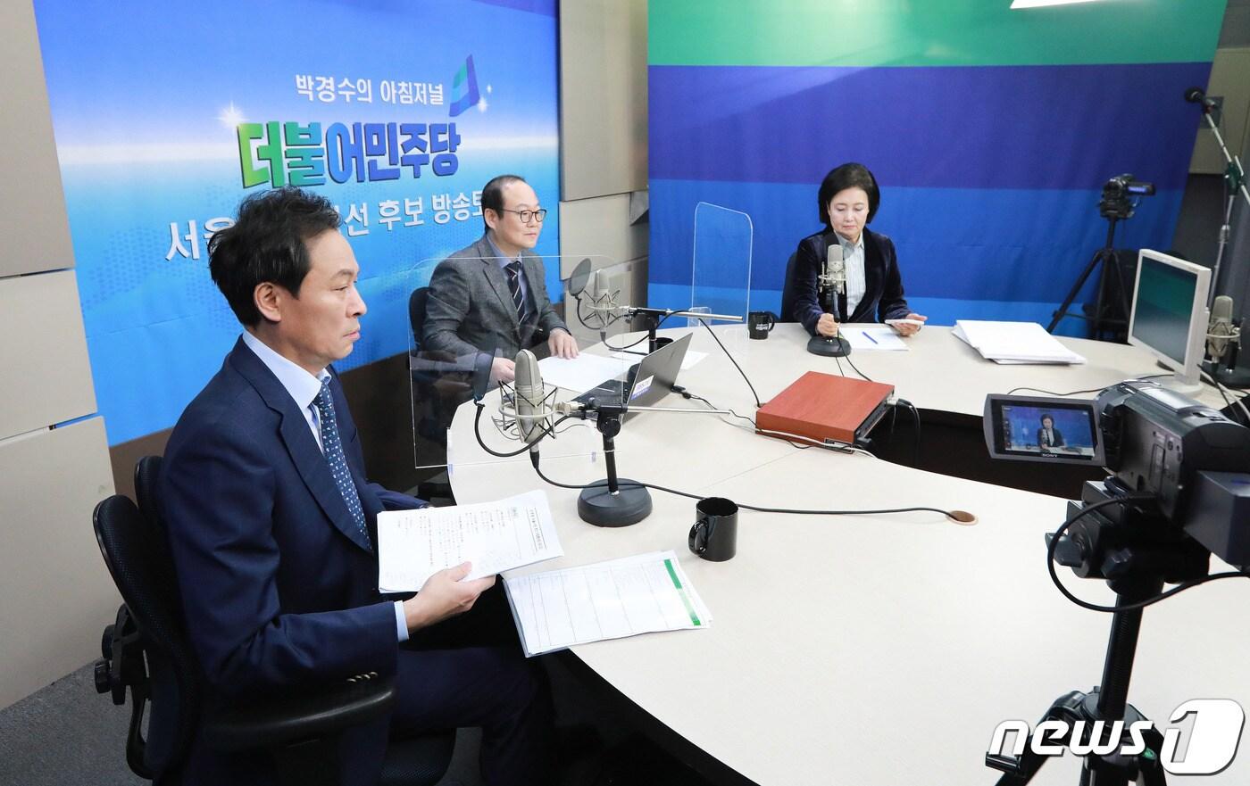 본문 이미지 - 박영선, 우상호 더불어민주당 서울시장 예비후보가 22일 오전 서울 마포구 BBS불교방송 라디오에서 열린 더불어민주당 서울시장 후보 토론회에 참석해 기념촬영을 하고 있다. (박영선캠프 제공)2021.2.22/뉴스1 ⓒ News1 박세연 기자