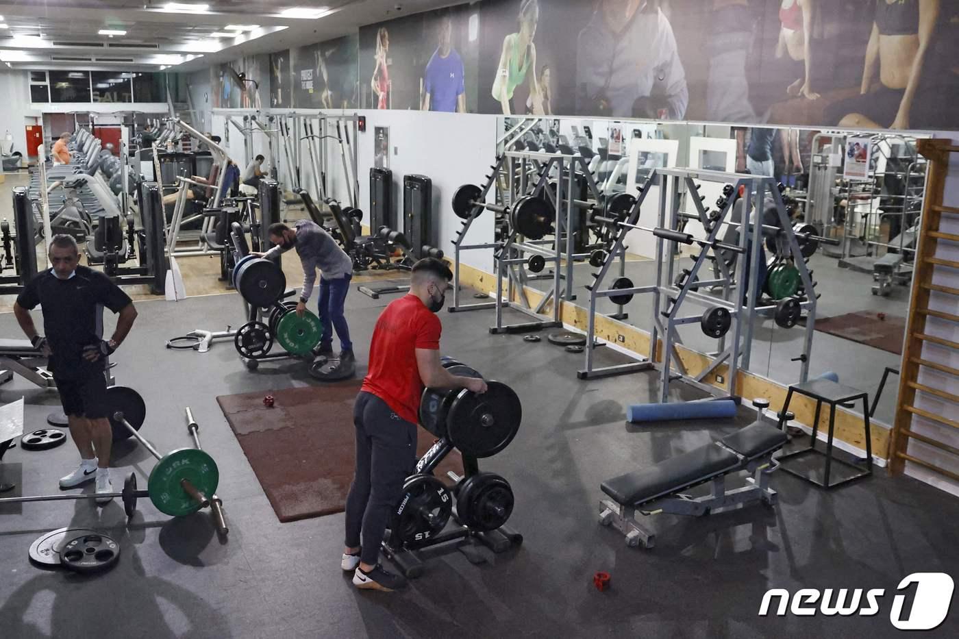 본문 이미지 - 이스라엘 해안도시 네타냐의 한 체육관이 21일 재개방하면서 방문객들이 몰리고 있다. ⓒ AFP=뉴스1