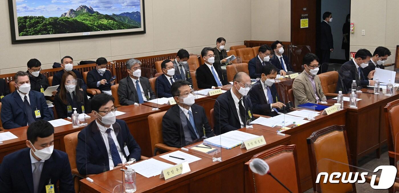본문 이미지 - 22일 오전 서울 여의도 국회에서 환경노동위원회 산업재해 관련 청문회가 열리고 있다. 앞줄 왼쪽부터 시계 반대 방향으로 우무현 GS건설 대표이사, 한성희 포스코건설 대표이사, 이원우 현대건설 대표이사, 한영석 현대중공업 대표이사, 최정우 포스코 대표이사, 정호영 LG디스플레아 대표이사, 박찬복 롯데글로벌로지스 대표이사, 신영수 CJ대한통운 택배부문 대표, 조셉 네이든 쿠팡풀민먼트서비스 대표이사. 2021.2.22/뉴스1 ⓒ News1 신웅수 기자