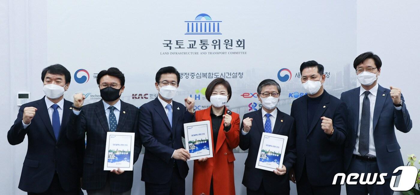본문 이미지 - 왼쪽부터 문진석 국토교통위 위원, 황운하 의원, 허태정대전시장, 진선미 국토교통위 위원장, 변창흠 국토교통부장관, 박영순의원, 장철민 의원(대전시 제공) ⓒ 뉴스1