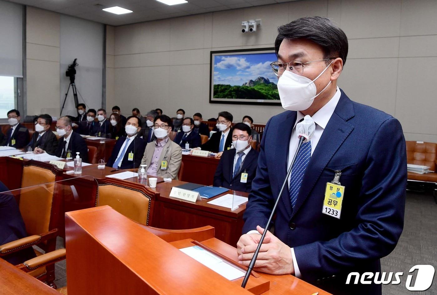 본문 이미지 - 국회 산업통상자원위원회가 최정우 포스코그룹 회장, 김범수 카카오 의장, 박지원 두산중공업 회장 등을 국정감사 증인으로 채택했다. 최정우 회장이 지난 2월 서울 여의도 국회에서 열린 환경노동위원회 산업재해관련 청문회에서 의원의 질의에 답하고 있다. 2021.2.22/뉴스1 ⓒ News1 신웅수 기자