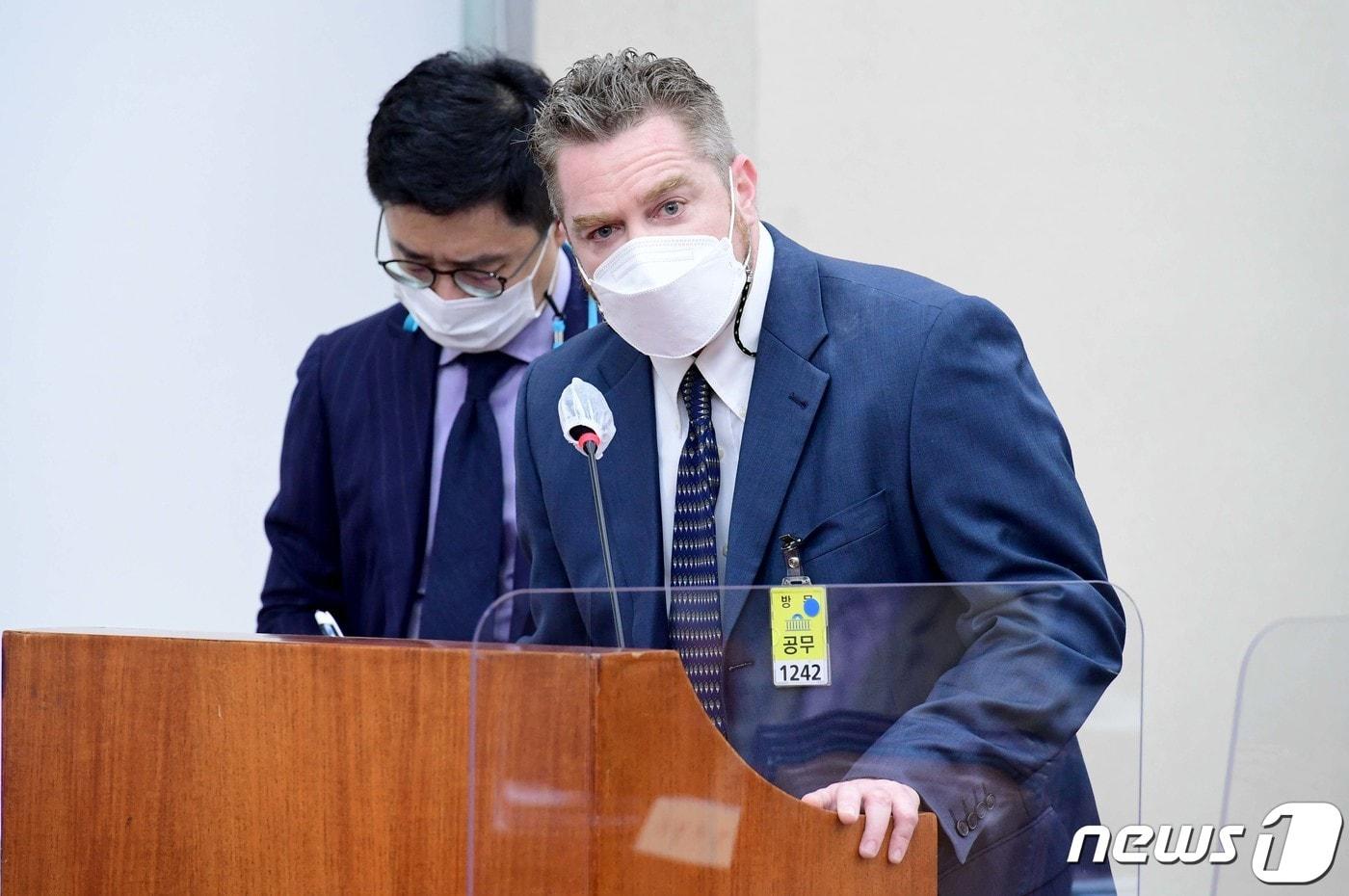 본문 이미지 - 노트먼 조셉 네이든 쿠팡풀필먼트서비스 대표가 22일 서울 여의도 국회에서 열린 환경노동위원회 산업재해관련 청문회에서 의원의 질의에 답하고 있다. 2021.2.22/뉴스1 ⓒ News1 신웅수 기자