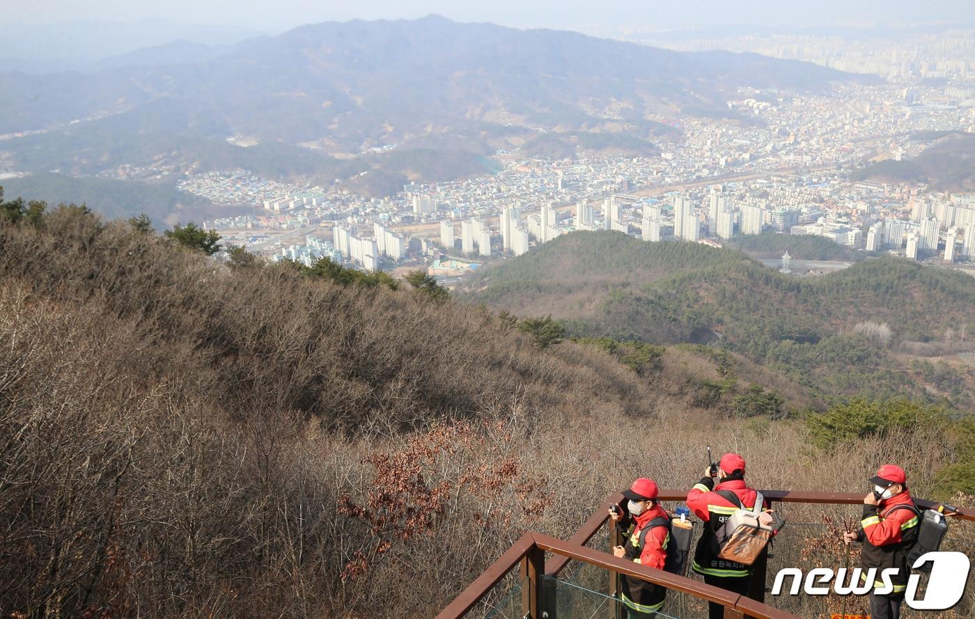 전국 곳곳에서 산불이 발생하며 화재예방에 대한 주의가 요구되고 있는 가운데 22일 대전 동구청 산불방지대책본부 산불감시원들이 식장산 정상에서 산불감시 활동을 벌이고 있다. 2021.2.22/뉴스1 ⓒ News1 김기태 기자