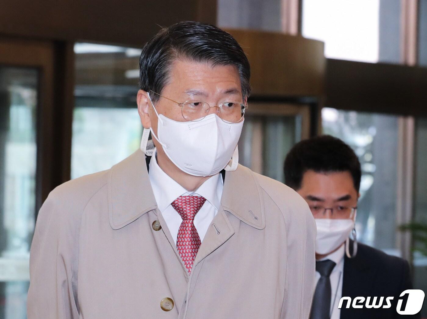 본문 이미지 - 은성수 금융위원회 위원장이 22일 오후 서울 중구 은행연합회에서 금융협회 대표들과 비공개 회동을 갖기 위해 들어서고 있다. 2021.2.22/뉴스1 ⓒ News1 이재명 기자