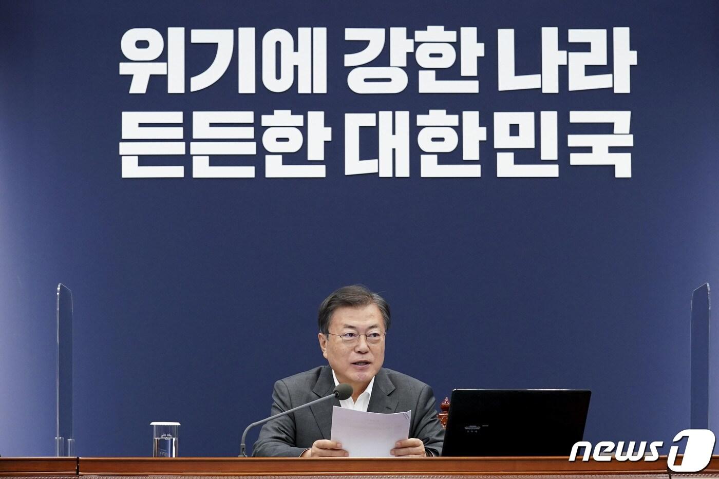 본문 이미지 - 문재인 대통령이 22일 오후 청와대에서 열린 수석·보좌관 회의에 참석해 발언하고 있다. 2021.2.22/뉴스1 ⓒ News1 이광호 기자