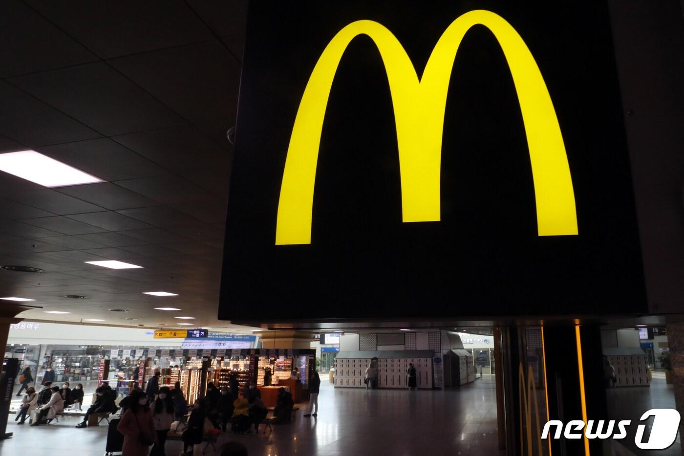 22일 서울시내 한 맥도날드 매장 앞에서 시민들이 발걸음을 옮기고 있다. 2021.2.22/뉴스1 ⓒ News1