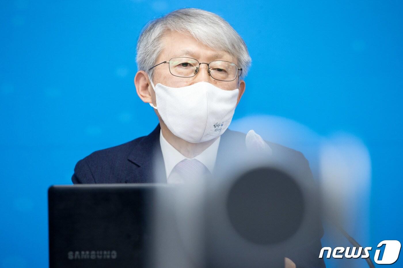 최기영 과학기술정보통신부 장관이 22일 오후 세종특별자치시 세종파이낸스센터 과기정통부 기자실에서 열린 &#39;출입기자 영상간담회&#39;에서 인사말을 하고 있다. &#40;과학기술정보통신부 제공&#41; 2021.2.22/뉴스1