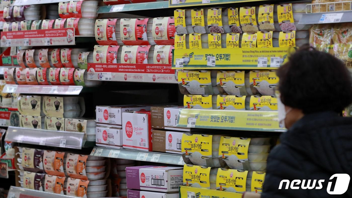 서울 시내의 한 대형마트에 마련된 즉석밥 매대 ⓒ News1 구윤성 기자