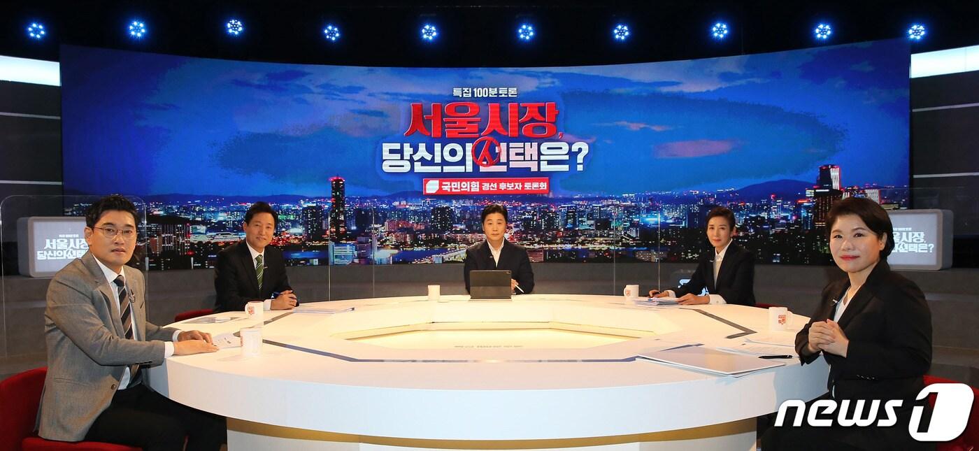 본문 이미지 - 오신환(왼쪽부터), 오세훈, 나경원, 조은희 국민의힘 서울시장 예비후보가 22일 오후 서울 상암동 MBC에서 열린 생방송 100분 토론 출연에 앞서 기념촬영을 하고 있다. 2021.2.22/뉴스1 ⓒ News1 국회사진기자단