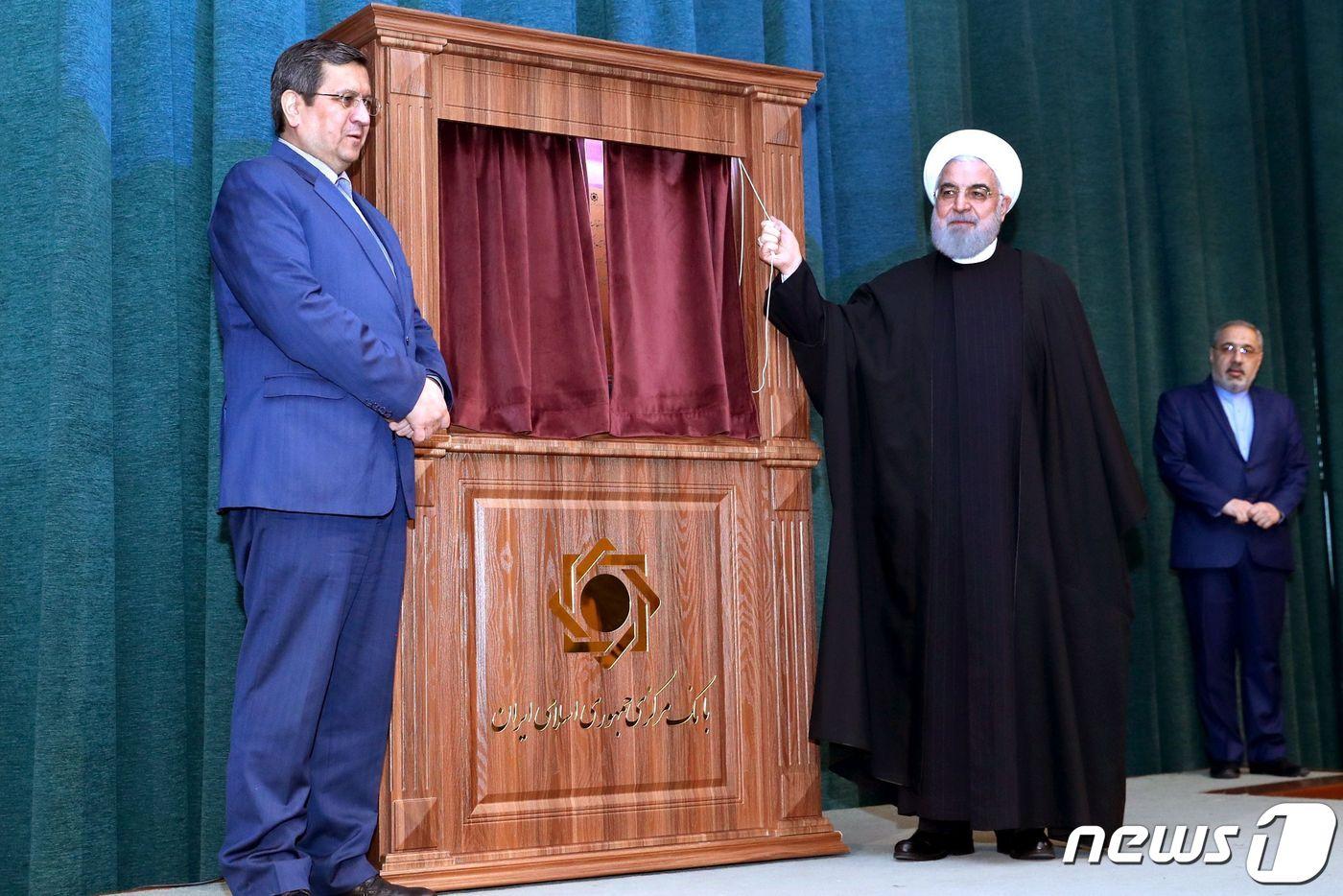 본문 이미지 - 압돌나세르 헴마티 이란중앙은행(CBI) 총재(왼쪽)와 하산 로하니 이란 대통령. ⓒ AFP=뉴스1