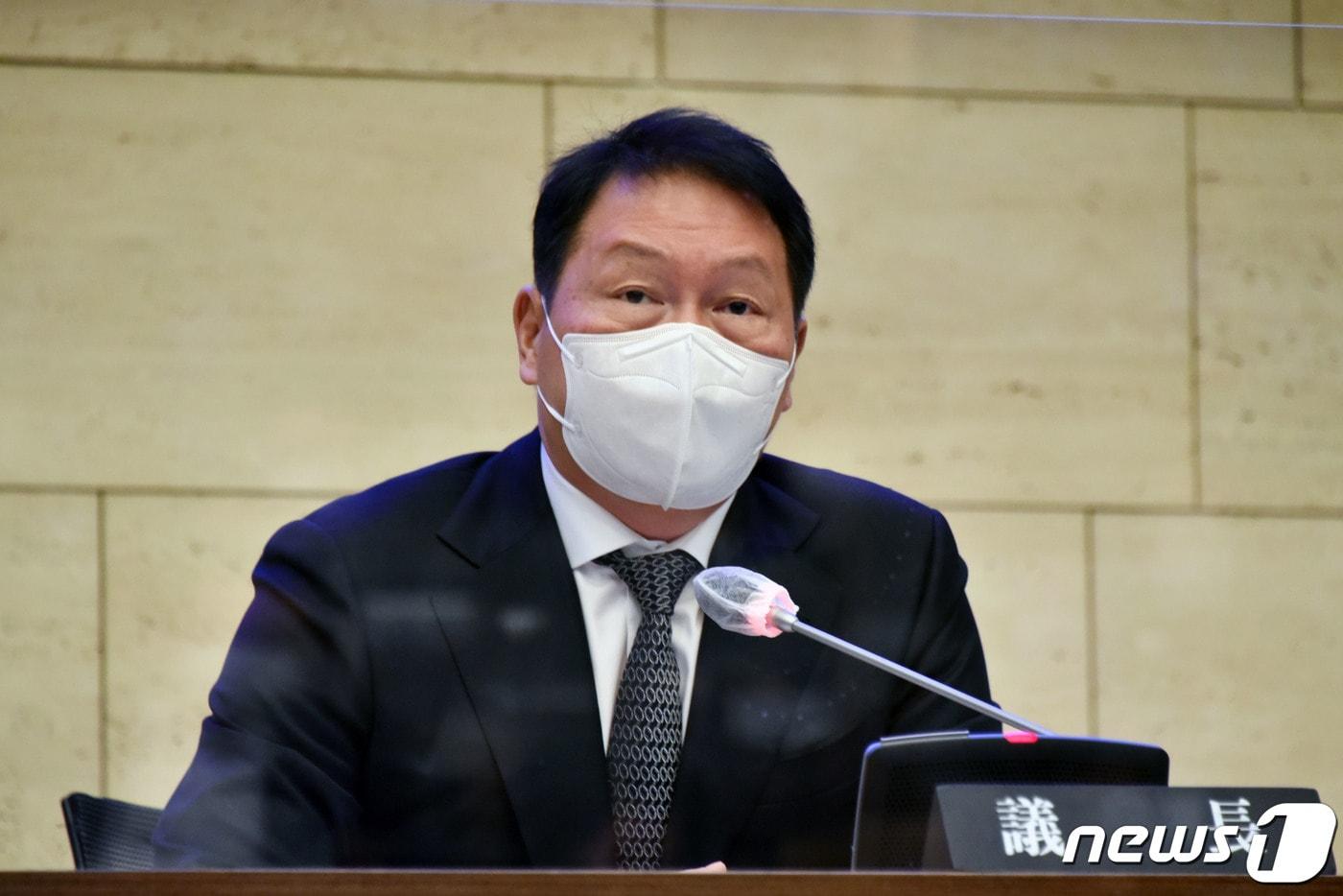 본문 이미지 - 최태원 신임 서울상의 회장이 지난달 23일 오전 서울 세종대로 대한상의에서 열린 서울상의 의원총회에서 신임 회장으로 선출된 후 인사말을 하고 있다. 2021.2.23/뉴스1 ⓒ News1 민경석 기자