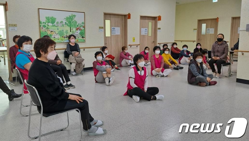 본문 이미지 - 전남 나주의 한 요양병원에 근무하는 요양보호사 20여명이 23일 임금 현실화 등을 요구하며 집회를 벌이고 있다. 2021.2.23/뉴스1 ⓒ News1