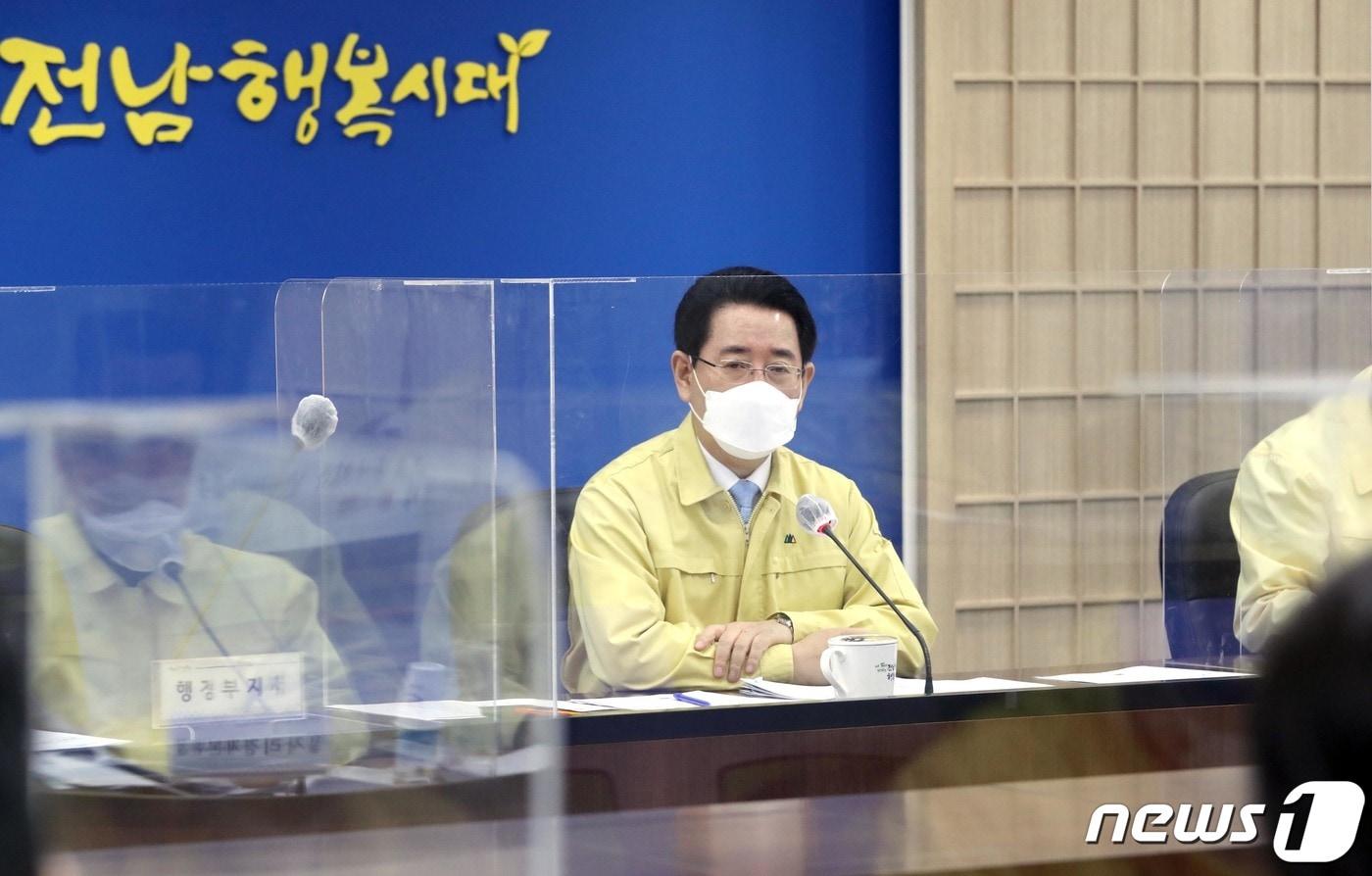 본문 이미지 - 실국장 회의에 참석 중인 김영록 전라남도지사 모습.(전남도 제공)ⓒ News1DB