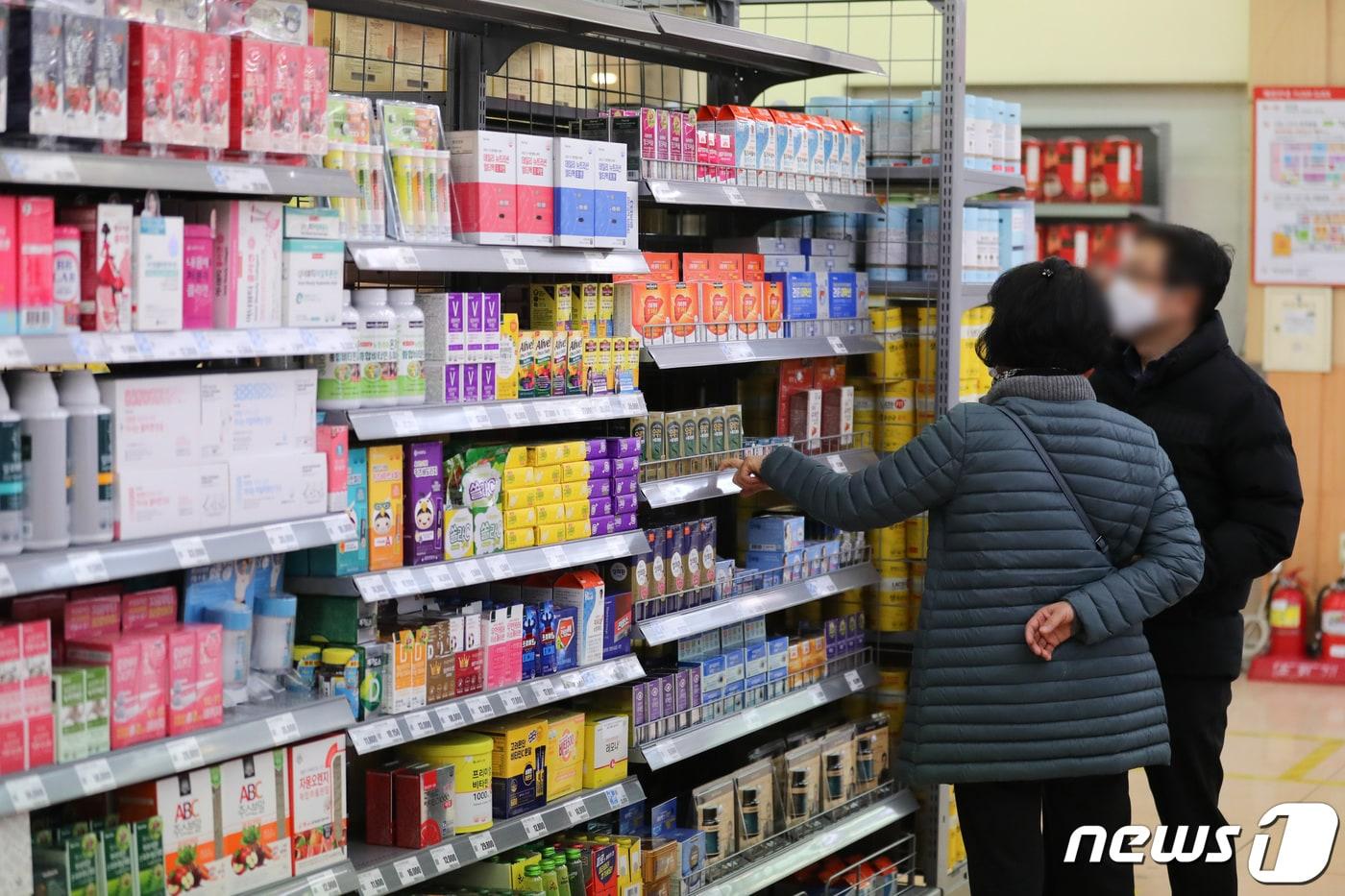 서울 시내의 한 대형마트에서 시민들이 건강기능식품을 살펴보고 있다. /뉴스1 ⓒ News1 이재명 기자
