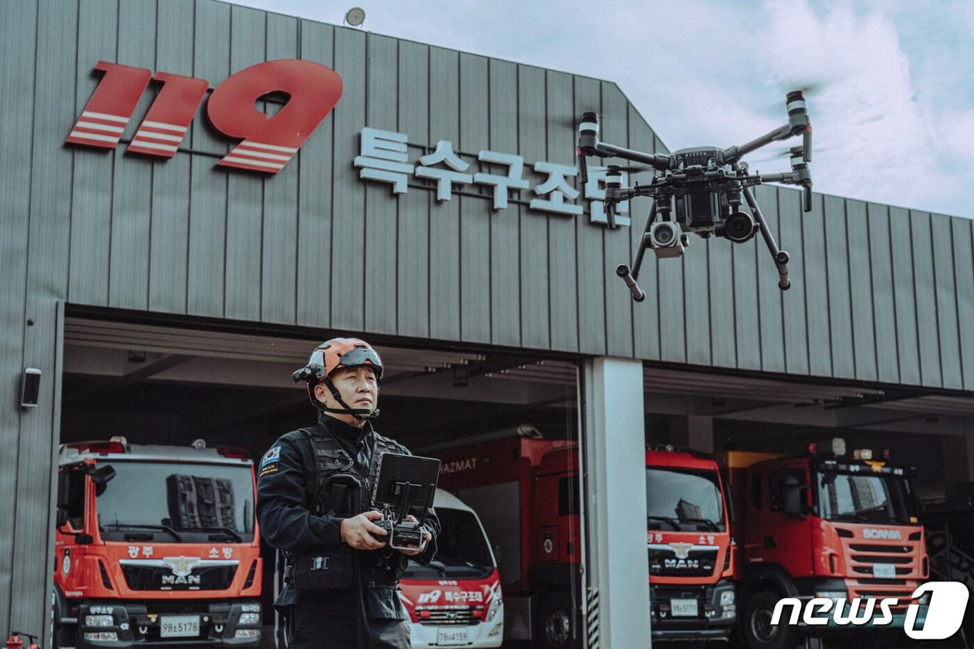 본문 이미지 - 광주시 소방안전본부가 화재 등 각종 재난현장을 소방드론으로 중계할 수 있는 영상관제시스템을 구축하고 시범을 보이고 있다.(광주시 제공)2021.2.23/뉴스1 ⓒ News1